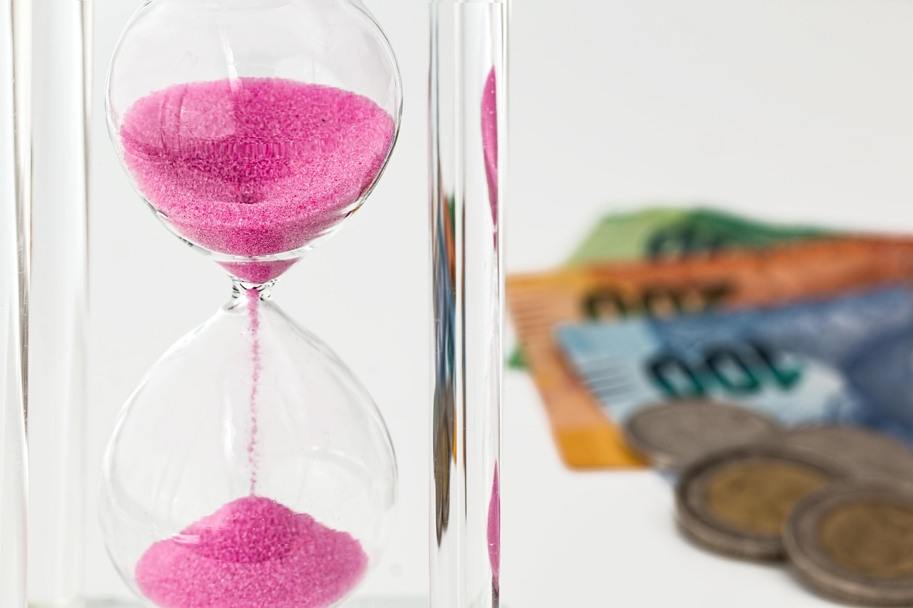 Hourglass, money, time — Gunma Massage Tailored Just for You: A Unique Healing Experience